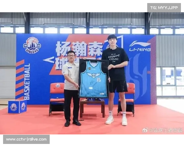 球迷签名会火爆，运动员耐心满足小球迷需求